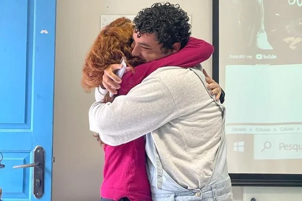 Imagem colorida mostra Roberto Roberto abraça professora que emprestou cartão para ele comprar ingresso do show de Taylor Swift - Metrópoles