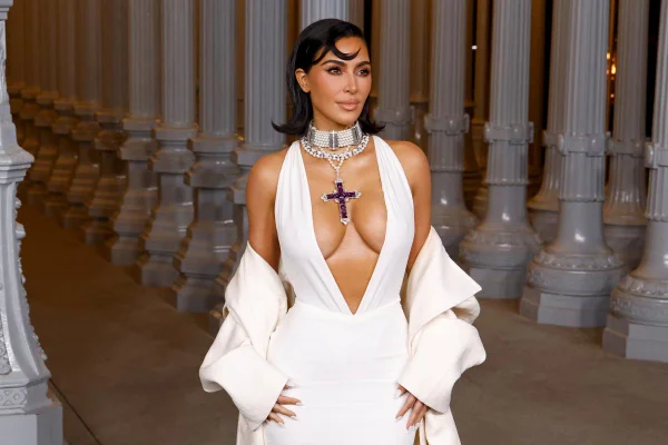 Na imagem com cor, foto da Kim Kardashian no LACMA Art+Film Gala com o crucifixo de Lady DI - metrópoles