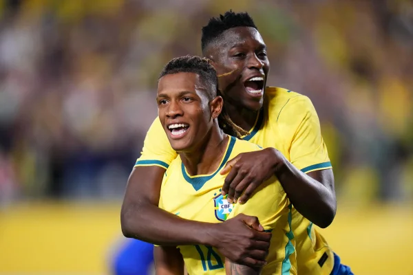 Vini faz bela jogada e Danilo marca golaço para o Brasil. Veja o lance