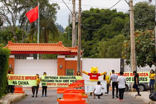 DF: ativistas protestam por liberdade religiosa na Embaixada da China