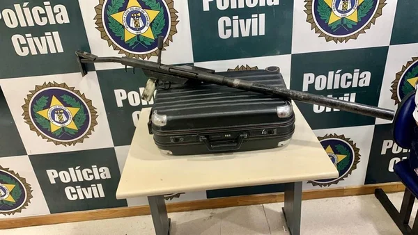 RJ: mulher com bebê no colo é presa com metralhadora dentro de mala