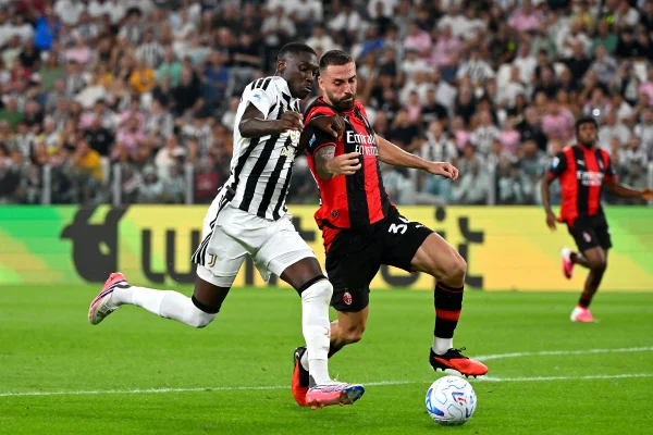 Foto colorida do clássico entre Juventus e Milan - Metrópoles