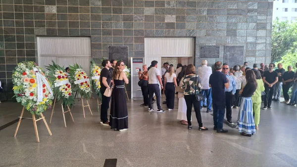Velório do pai de Ana Paula Renault reúne família, amigos e políticos