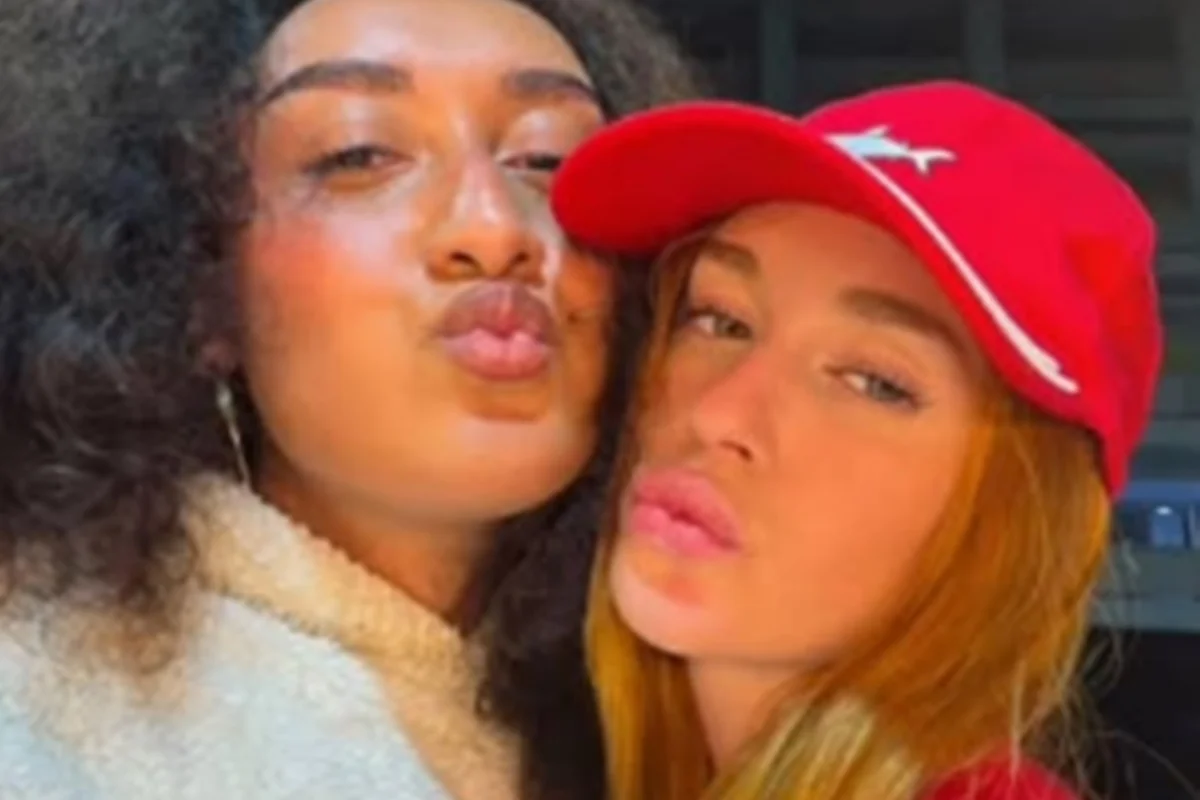 Marina Ruy Barbosa presenteia cabeleireira trans com próteses de silicone