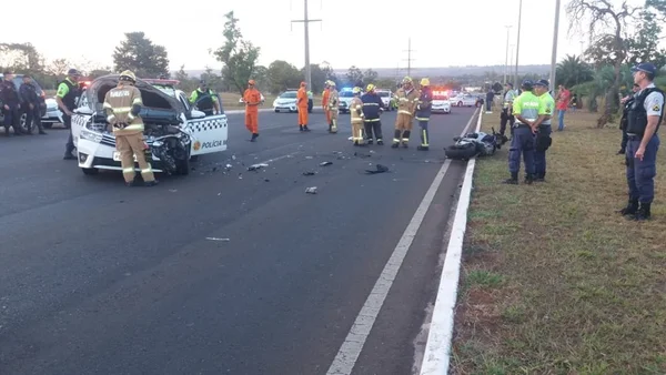 Após racha, motociclista bate contra viatura da PMDF