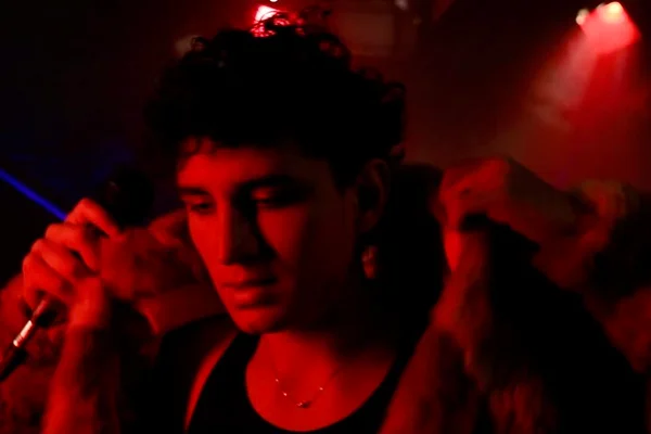 Lucas Modesto lança clipe sobre homofobia: “Libertação do preconceito”