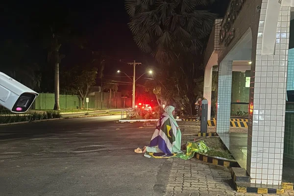 Apoiadora faz vigília em frente a casa de Bolsonaro