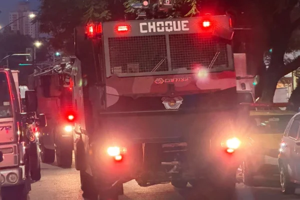 Imagem colorida de policiais militares em reintegração de posse. Metrópoles