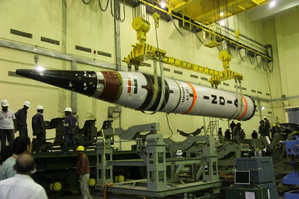 Imagem colorida mostra míssil com capacidade nuclear da Índia - Metrópoles