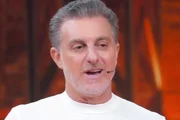 Luciano Huck é clicado durante do Domingão