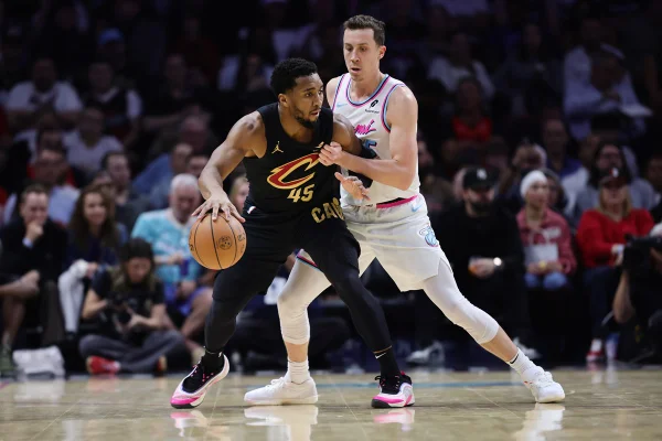 Imagem colorida dos jogadores de Cleveland Cavalier e Miami Heat - Metrópoles