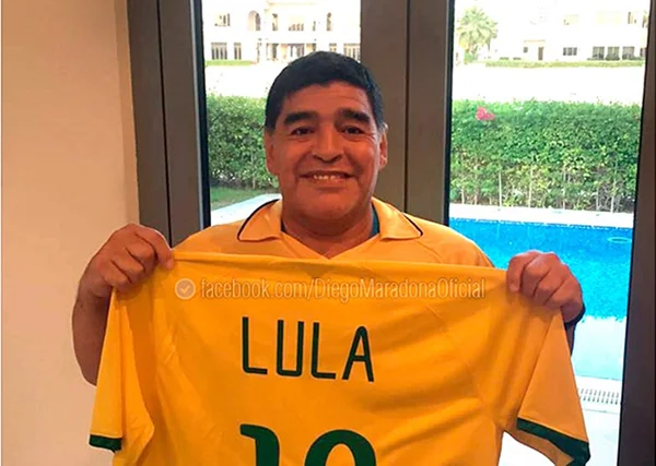 Maradona é convidado para jogar com Lula e Chico Buarque