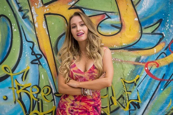 Carla Diaz é flagrada beijando cantor sertanejo na boca
