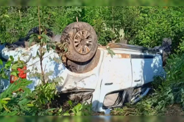 Filho de locutor morre e 17 passageiros ficam feridos em acidente