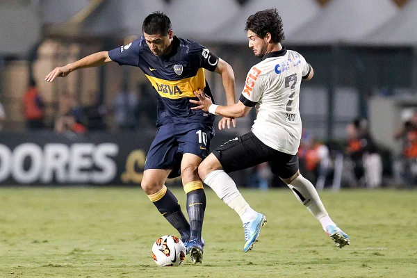 Riquelme e Alexandre Pato dividindo a bola