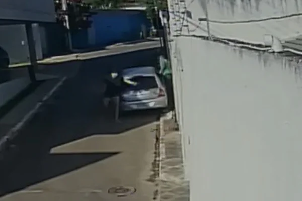 Imagens mostram homem atirando em vizinho após discussão por carro