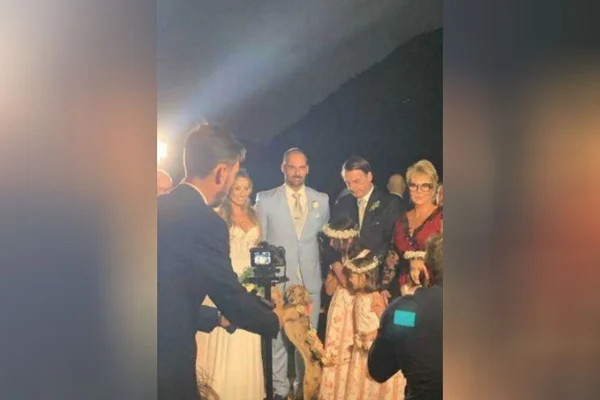 Cadela Beretta brilha em casamento de Eduardo Bolsonaro. Veja fotos