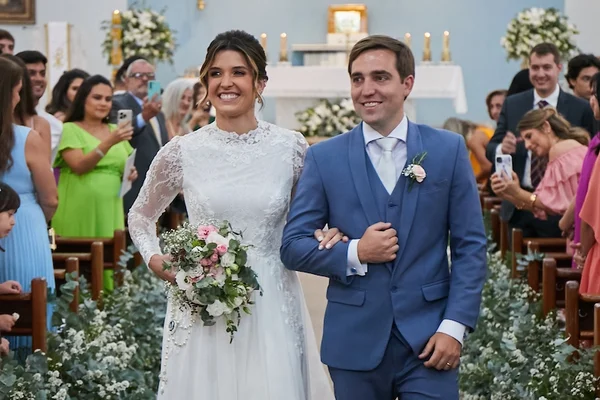 Com as bênçãos do papa, Tainá e Gabriel Lobo sobem ao altar