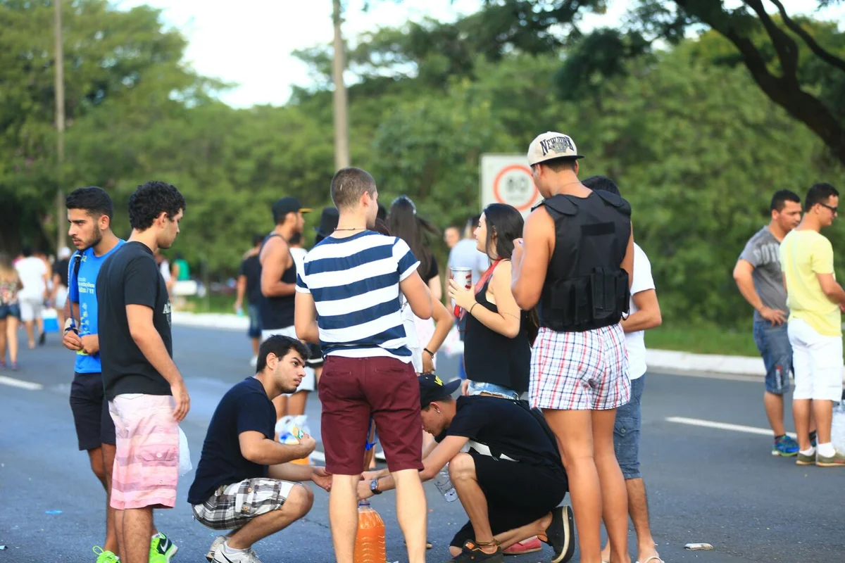 Foliões tomam as ruas de Brasília no segundo dia de carnaval - imagem 6 Foliões tomam as ruas de Brasília no segundo dia de carnaval - imagem 6