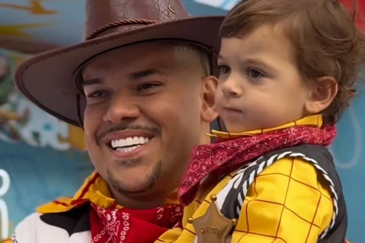 DJ Buarque e Kaleb posam durante comemoração dos 2 anos do menino DJ Buarque e Kaleb posam durante comemoração dos 2 anos do menino