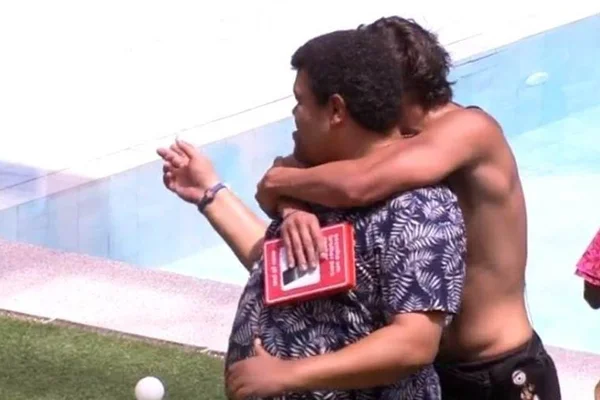 Prior abraça Babu após ganhar celular no confinamento do BBB20