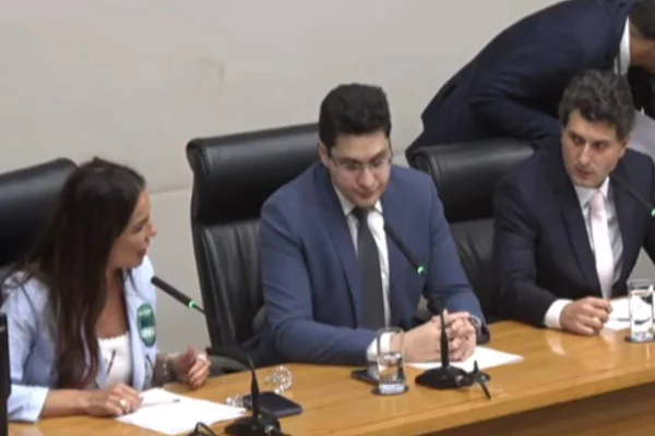 Deputados batem boca em comissão: “Mentir para fazer vídeo”