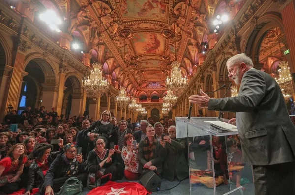 Na França, Lula recebe título de Cidadão Honorário de Paris