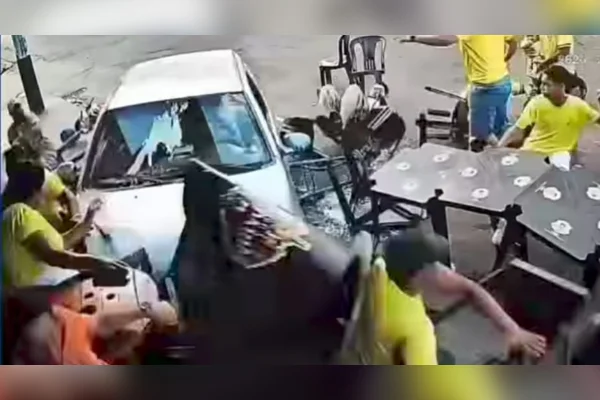 Adolescente de 16 anos atropela torcedores em bar, em Patrocínio MG