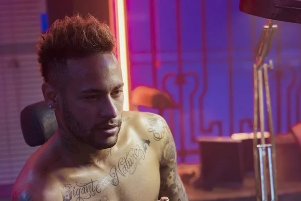 Novo affair? Neymar aparece coladinho ao lado de modelo espanhola