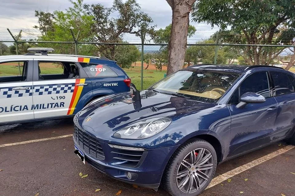 O condutor informou que o veículo era de sua propriedade O condutor informou que o veículo era de sua propriedade