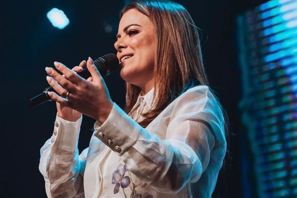 Ana Paula Valadão é clicada durante um de seus cultos - Metrópoles