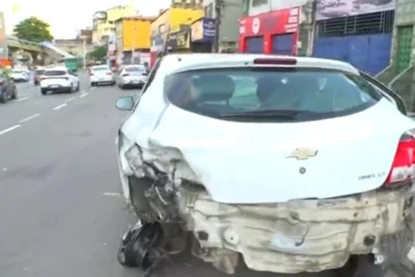Imagem colorida de carro batido - Metrópoles