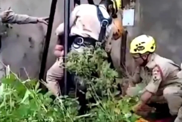 Homem é resgatado por bombeiros após cair em cisterna com 10 metros de profundidade em Valparaíso, Goiás