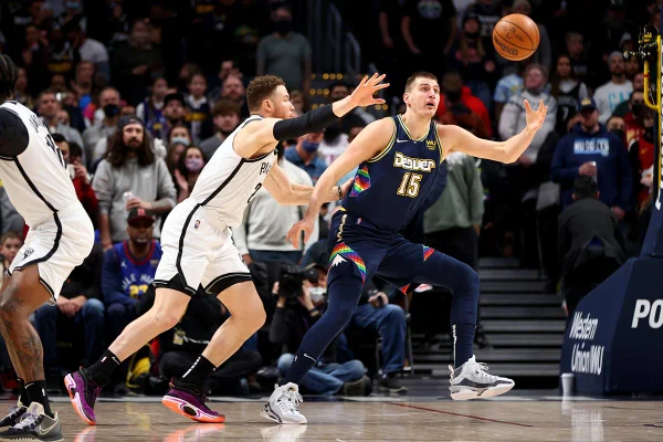Com show de Nikola Jokic, Denver Nuggets supera Brooklyn Nets em casa