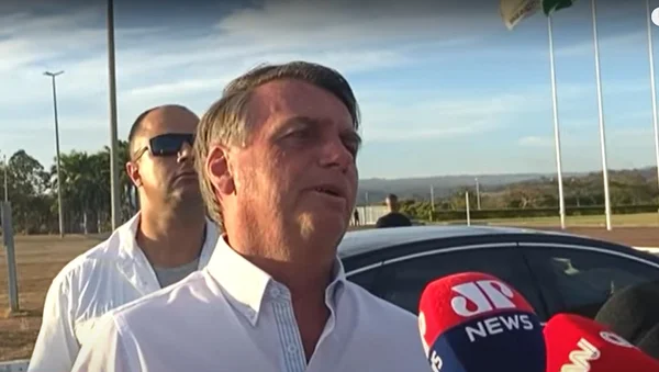 Bolsonaro atende jornalistas na entrada do Palácio da Alvorada