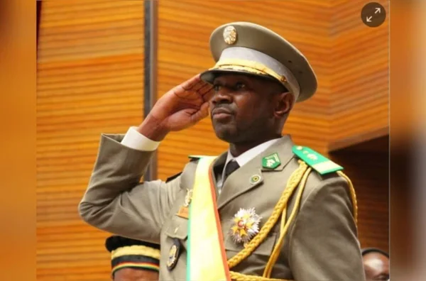 imagem colorida general preso golpe mali