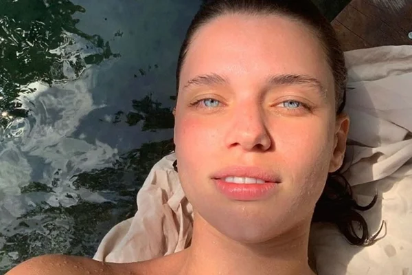 Solteira, Bruna Linzmeyer mostra seios em praia e beija muito