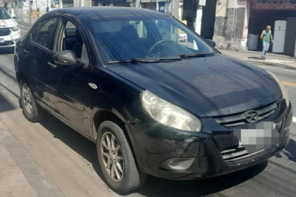 JAC J3 com mais de R$ 300 mil em multas foi apreendido em SP pelo Detran e pela PM - Metrópoles