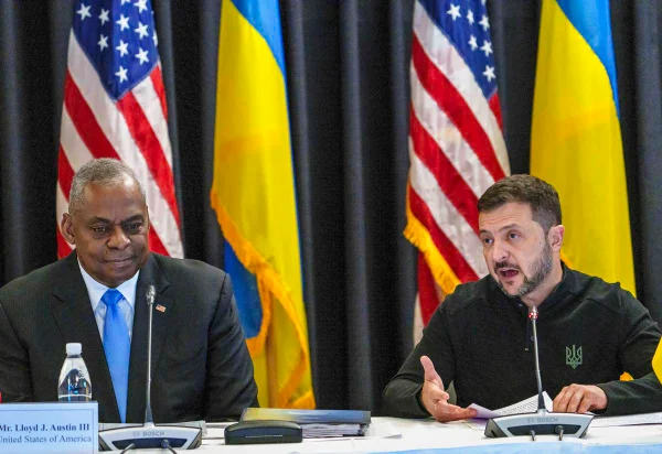 Imagem colorida mostra o secretário de Defesa dos EUA e o presidente da Ucrânia, Volodymyr Zelensky - Metrópolex