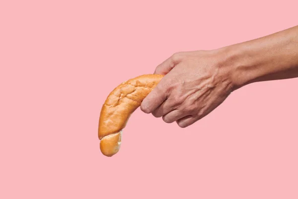 foto colorida pão murcho em fundo rosa