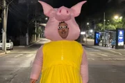 Joow J, o Porquinho da Paulista, posa de vestido amarelo Joow J, o Porquinho da Paulista, posa de vestido amarelo