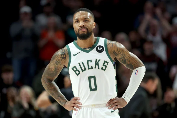Damian Lillard, número 0 do Milwaukee Bucks reage mal à derrota para o Portland Trail Blazers no Moda Center