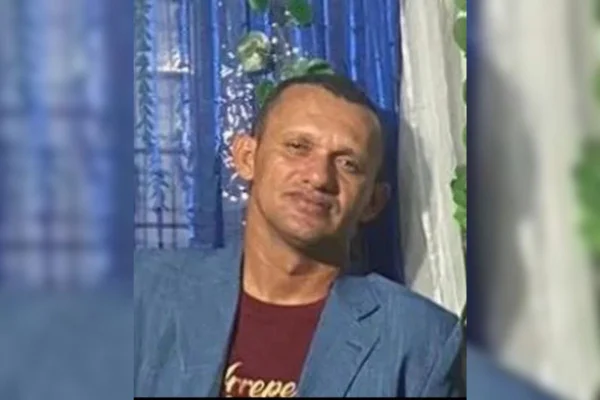 Imagem colorida, homem na igreja - Metrópoles