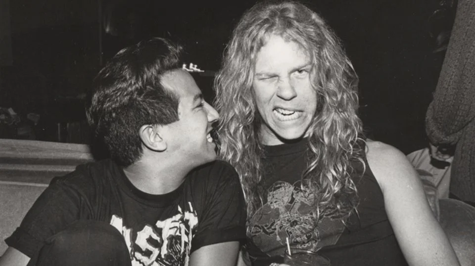 <b>Who The F**k Is That Guy?:</b> conheça a incrível história do empresário musical Michael Alago, um porto-riquenho gay de Nova York que assinou contratos com Metallica, White Zombie e outras bandas. Assista ao <a href="https://www.youtube.com/watch?v=Xe7Mj8OjiPA" target="_blank" rel="noopener">trailer</a> <b>Who The F**k Is That Guy?:</b> conheça a incrível história do empresário musical Michael Alago, um porto-riquenho gay de Nova York que assinou contratos com Metallica, White Zombie e outras bandas. Assista ao <a href="https://www.youtube.com/watch?v=Xe7Mj8OjiPA" target="_blank" rel="noopener">trailer</a>