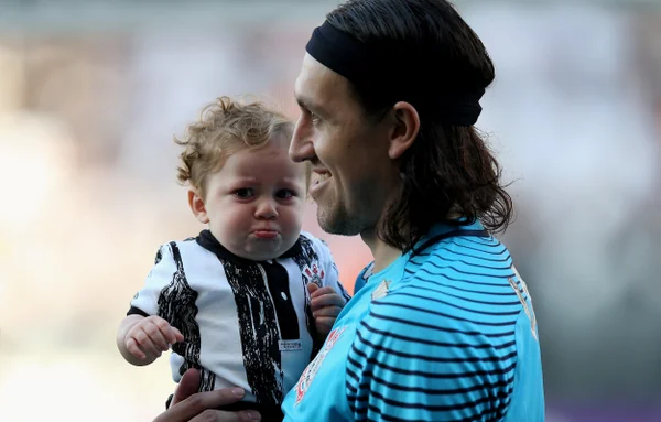 Imagem colorida do goleiro Cássio, com sua filha, Maria