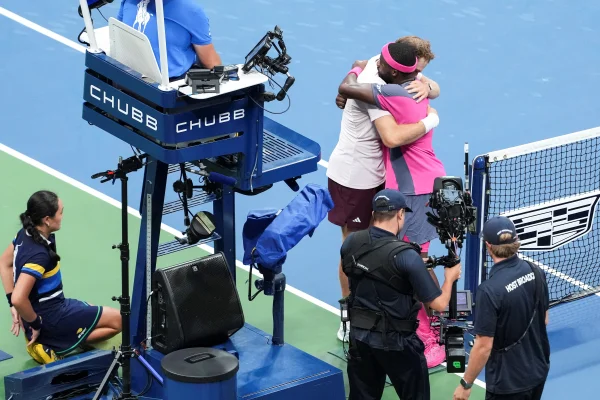 Michelsen chora em abraço com Tiafoe após derrota no US Open