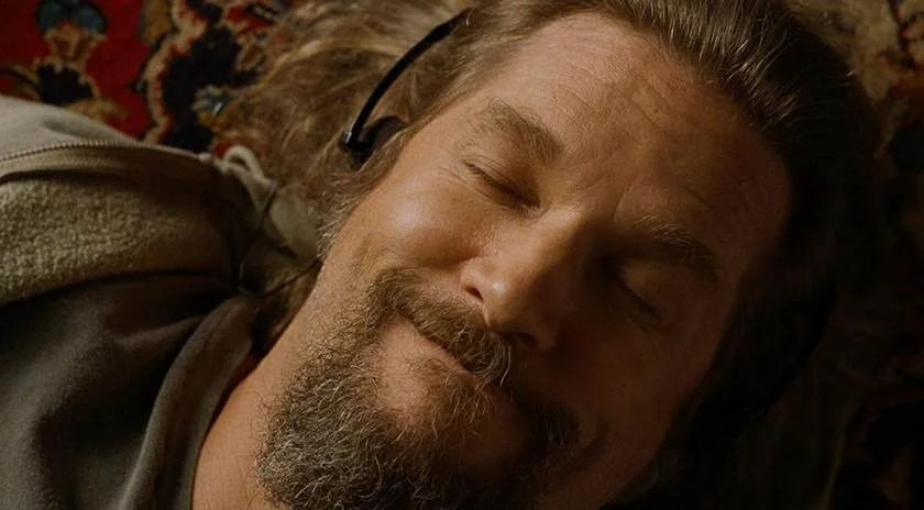 <b>O Grande Lebowski (1998).</b> Existem comédias. E existe Lebowski, um filme que transcendeu o cinema e virou objeto de culto, um estilo de vida, e inspira celebrações coletivas em várias partes do mundo. Um simples encontro de amigos jogando boliche aos poucos ganha contornos políticos e até metafísicos quando um deles é confundido com um milionário. Na <a href="https://www.primevideo.com/detail/0P55UVS5P5PIEW0OBJ44A64Q23/ref=sr_def_c_unkc__1_1_1?sr=1-1&qid=1558711845"><b>Amazon Prime</b></a> <b>O Grande Lebowski (1998).</b> Existem comédias. E existe Lebowski, um filme que transcendeu o cinema e virou objeto de culto, um estilo de vida, e inspira celebrações coletivas em várias partes do mundo. Um simples encontro de amigos jogando boliche aos poucos ganha contornos políticos e até metafísicos quando um deles é confundido com um milionário. Na <a href="https://www.primevideo.com/detail/0P55UVS5P5PIEW0OBJ44A64Q23/ref=sr_def_c_unkc__1_1_1?sr=1-1&qid=1558711845"><b>Amazon Prime</b></a>
