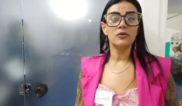 imagem colorida mãe reencontra filho desaparecido apos ajuda da prf em go