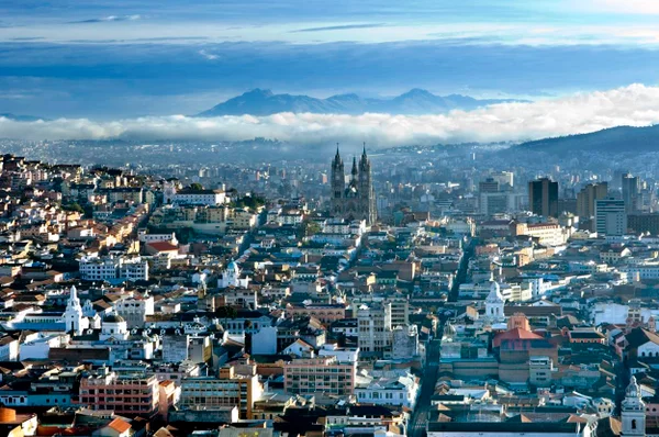 Imagem colorida mostra Quito, capital do Equador - Metrópoles