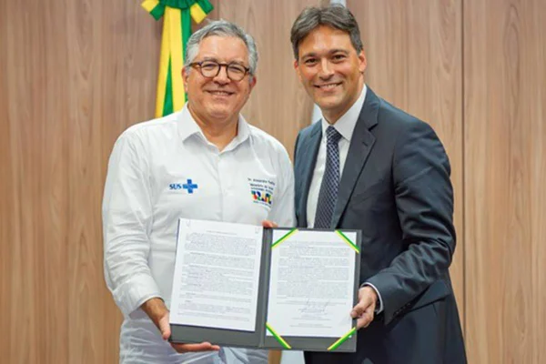 Foto colorida de Alexandre Padilha e representante da empresa do Zolgensma, medicamento da AME - Metrópoles
